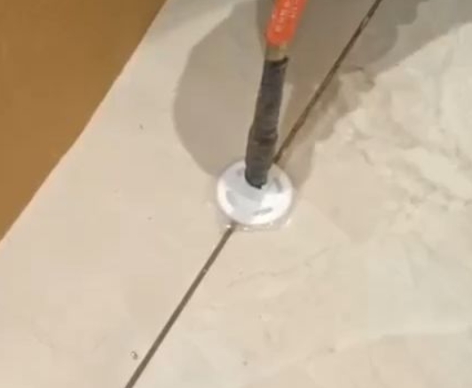 睢县瓷砖空鼓维修公司专业解答瓷砖在铺贴过程中，如果没有涂抹均匀到位的粘结材料（如水泥砂浆或瓷砖胶），可能会导致以下问题